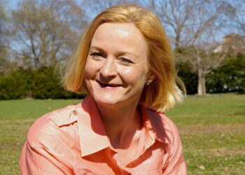 El hábito diario que recomiendan los médicos a partir de los 60 años, hábito diario para mejorar la salud, mejor consejo expertos para mejorar la salud en mayores, importancia de tomar el sol en la tercera edad.