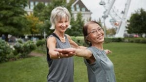 Ni andar ni correr: el ejercicio recomendado para las mujeres mayores de 60 años que quieran mejorar su equilibrio