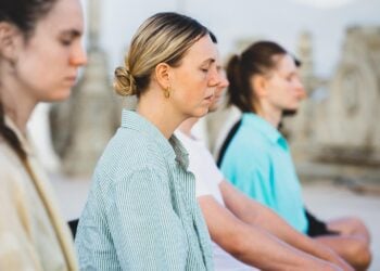 Por qué nos molestan los silencios incómodos según la psicología, evitar estar en silencio en una conversación para los psicólogos, explicación psicológica de no disfrutar del silencio.