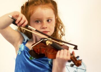 Música que escuchan los niños más inteligentes, beneficios escuchar música clásica en menores, niños que escuchan a Mozart son más listos, qué escuchan los niños más listos.