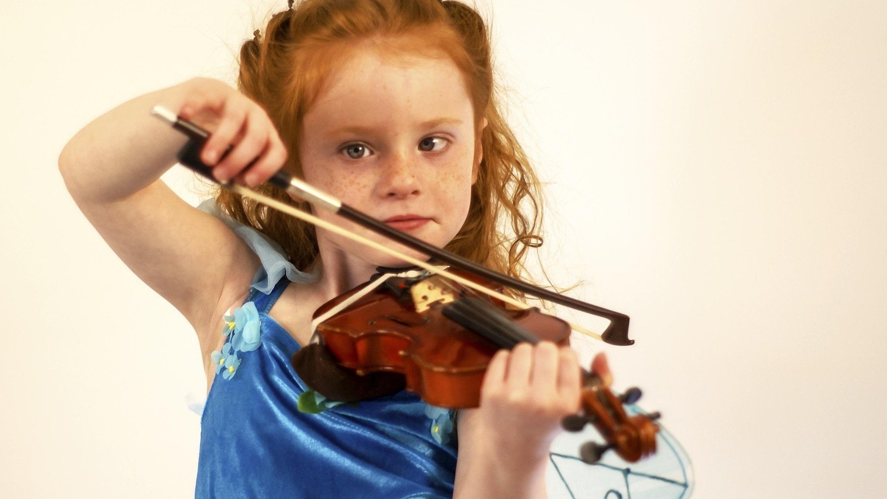Música que escuchan los niños más inteligentes, beneficios escuchar música clásica en menores, niños que escuchan a Mozart son más listos, qué escuchan los niños más listos.