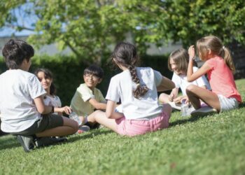 Niños sentados, deporte, actividades