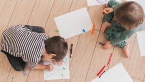 Ni puzles ni dibujos: el pasatiempo que hace a los niños más pacientes y creativos y solemos olvidar en España