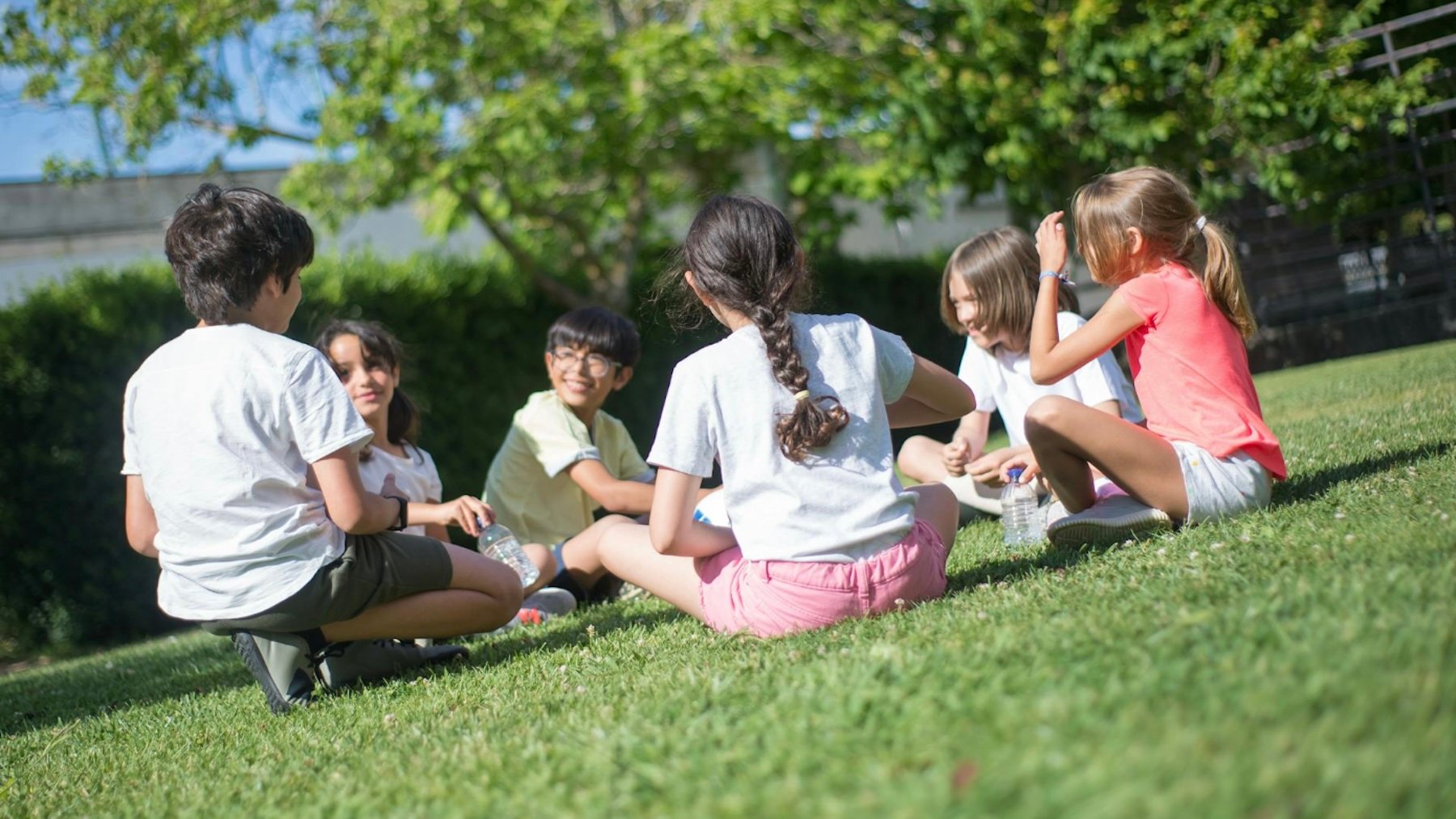 Niños sentados, deporte, actividades