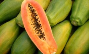 Ni la naranja ni el melón: la fruta que te ayuda a limpiar el colon de forma natural