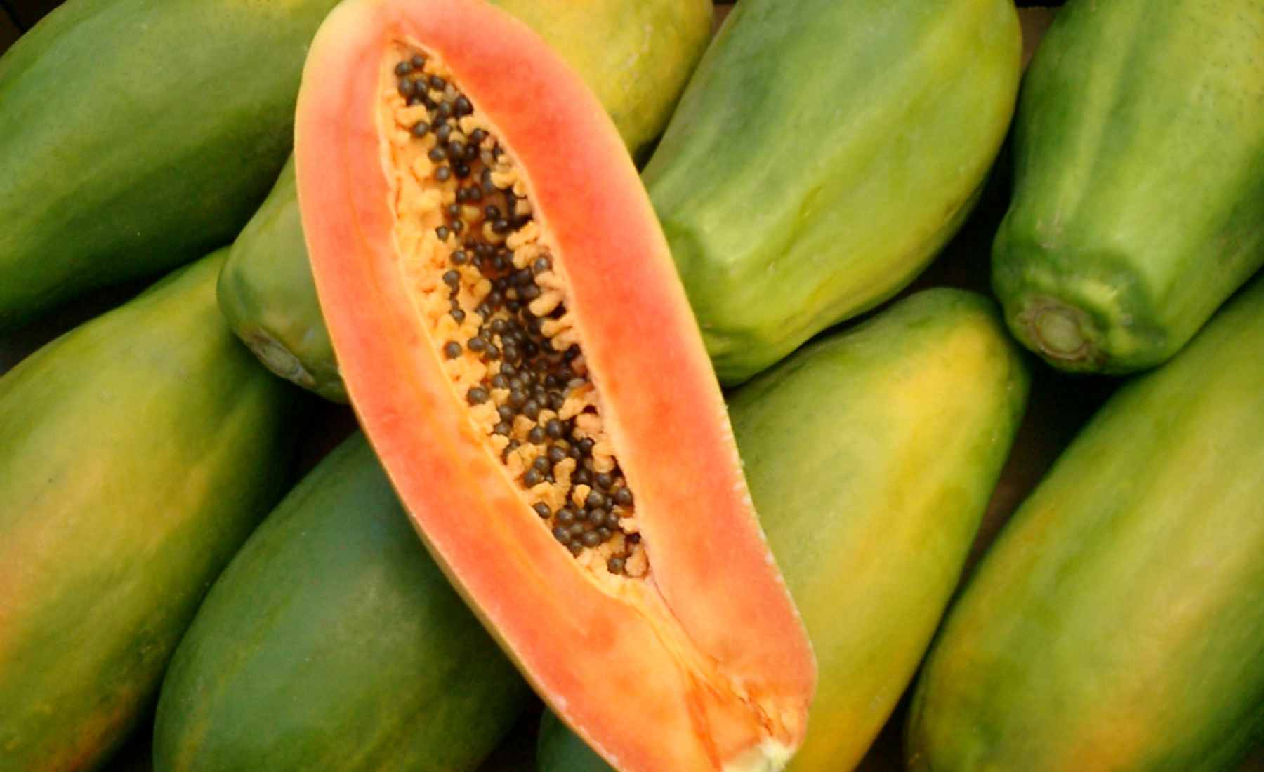 Ni la naranja ni el melón: la fruta que te ayuda a limpiar el colon de forma natural