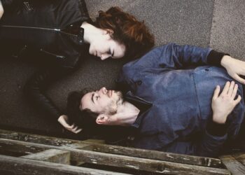 Por qué algunas personas desvían la mirada al hablar con otro sexo, no ser capaz de mirar a los ojos al otro género según los psicólogos, desviar la mirada cuando hablar con una mujer según la psicología.