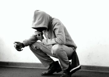 Qué significa que una persona siempre quiera pasar desapercibida, según la psicología