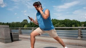 Ir al gimnasio está bien, pero hay un ejercicio mejor para ganar músculo en casa sólo con tu iPhone
