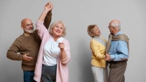 Ni bailes ni paseos: la mejor actividad social para mayores de 65 años para mantener el cerebro en forma