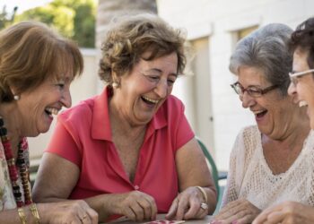 Señoras en una mesa, pasatiempo, señoras