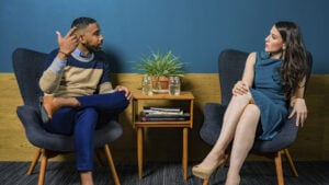 Las personas más inteligentes siempre evitan este tipo de conversaciones, según un experto en inteligencia emocional