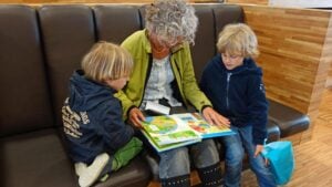 Ni jugar ni comprar chuches: el hábito recomendado para que los abuelos creen lazos fuertes con sus nietos