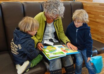 Qué deben hacer los abuelos para crear lazos con sus nietos, cómo aumentar el vínculo emocional con los nietos, cómo hacerse amigo de tu nieto, cómo conseguir una mejor relación entre abuelos y nietos.