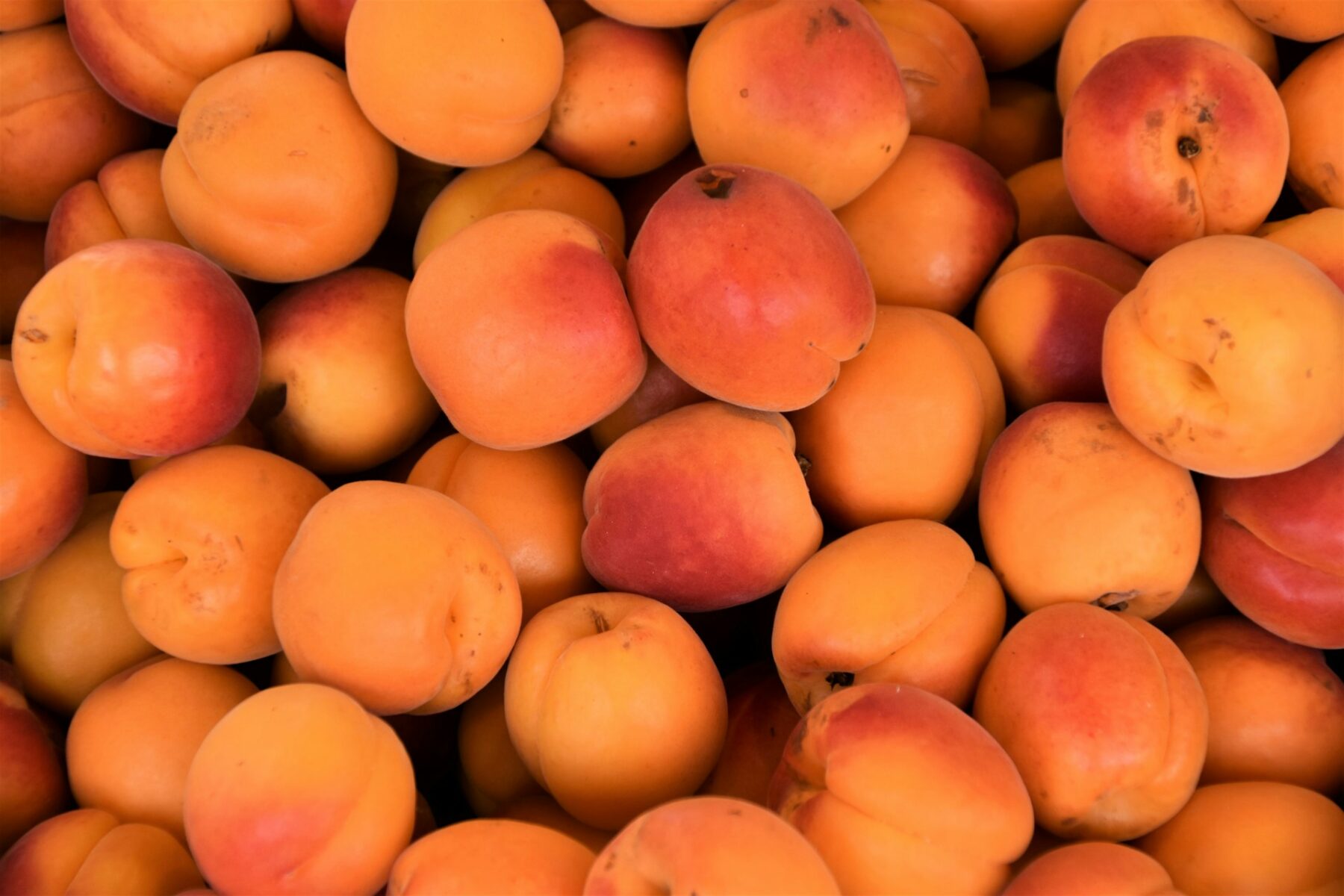 Ni sandía ni melón: la mejor fruta del verano para deshinchar la tripa y acabar con la retención de líquidos