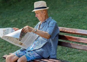 Por qué las personas mayores de 65 años deben usar gorra o sombrero en verano, por qué cubrirse la cabeza en verano, importancia de protegerse del sol en la jubilación, evitar el calor siendo de la tercera edad, usar sombrero siendo viejo, golpes de calor en personas mayores.