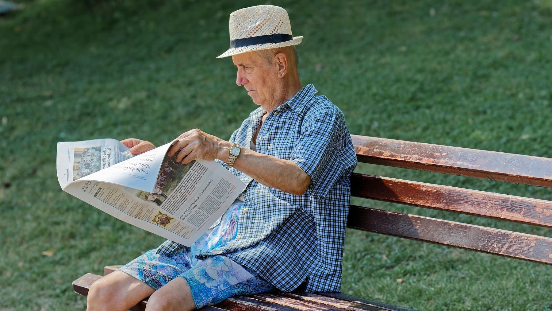 Por qué las personas mayores de 65 años deben usar gorra o sombrero en verano, por qué cubrirse la cabeza en verano, importancia de protegerse del sol en la jubilación, evitar el calor siendo de la tercera edad, usar sombrero siendo viejo, golpes de calor en personas mayores.