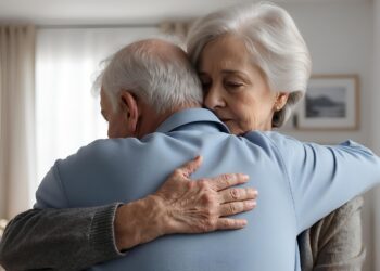 Importancia de hablar para entrenar la mente en la vejez, evitar el deterioro cognitivo en la jubilación, cómo fortalecer el cerebro, beneficios de leer en voz alta, beneficios de socializar en la tercera edad.
