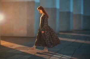 Qué significa que una persona camine mientras mira al suelo, según la psicología