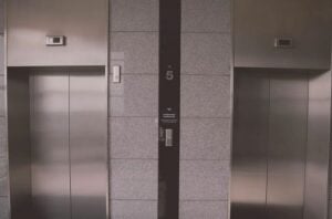 Si tu vecino no saluda cuando entra al ascensor tiene estos rasgos según los psicólogos