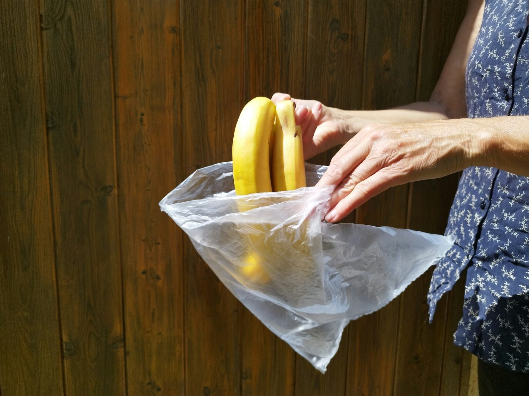 Qué significa almacenar bolsas de plástico del supermercado en casa, según la psicología