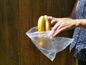 Qué significa almacenar bolsas de plástico del supermercado en casa, según la psicología