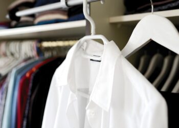 Ropa que deben usar las personas mayores de 70 años para combatir el calor en verano, por qué los jubilados deben vestir de blanco en verano, ventajas de usar una camisa blanca en la tercera edad, mejor ropa para combatir el calor.
