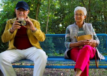 Vestir con colores llamativos en la tercera edad según la psicología, mejores colores para utilizar en la vejez, colores que llaman la atención en la tercera edad.