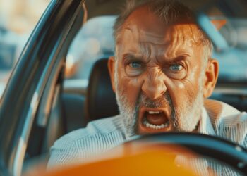 Por qué conducimos más rápido cuando estamos enfadados según la psicología, los psicólogos explican por qué vamos más rápido cuando estamos de mal humor, enfadarse e ir más rápido en el coche según los psicólogos, explicación psicológica de la relación entre el enfado y conducir deprisa.