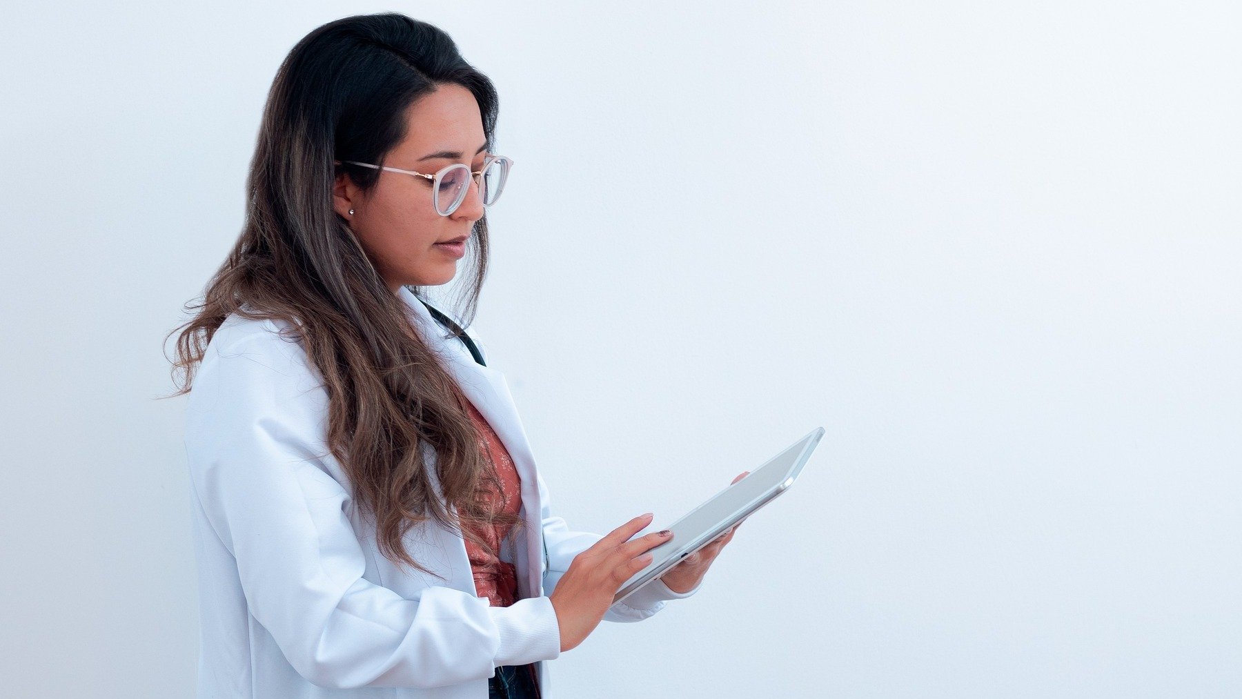Rasgos comunes de los enfermeros según la psicología, cómo debe ser la personalidad de una buena enfermera, qué hay que tener para ser enfermero, rasgos psicológicos de los profesionales de la salud.