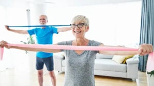 Ni nadar ni bailar: el ejercicio de gimnasia más fácil para que los mayores de 65 años se mantengan ágiles