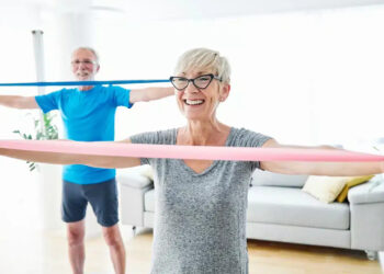 Mejor ejercicio de gimnasia fácil para personas de más de 65 años, ejercicios de gimnasia fácil para jubilados, mejor ejercicio para jubilados, mejores deportes en la tercera edad, mejores entrenamientos en personas mayores, extensión de brazos y piernas.