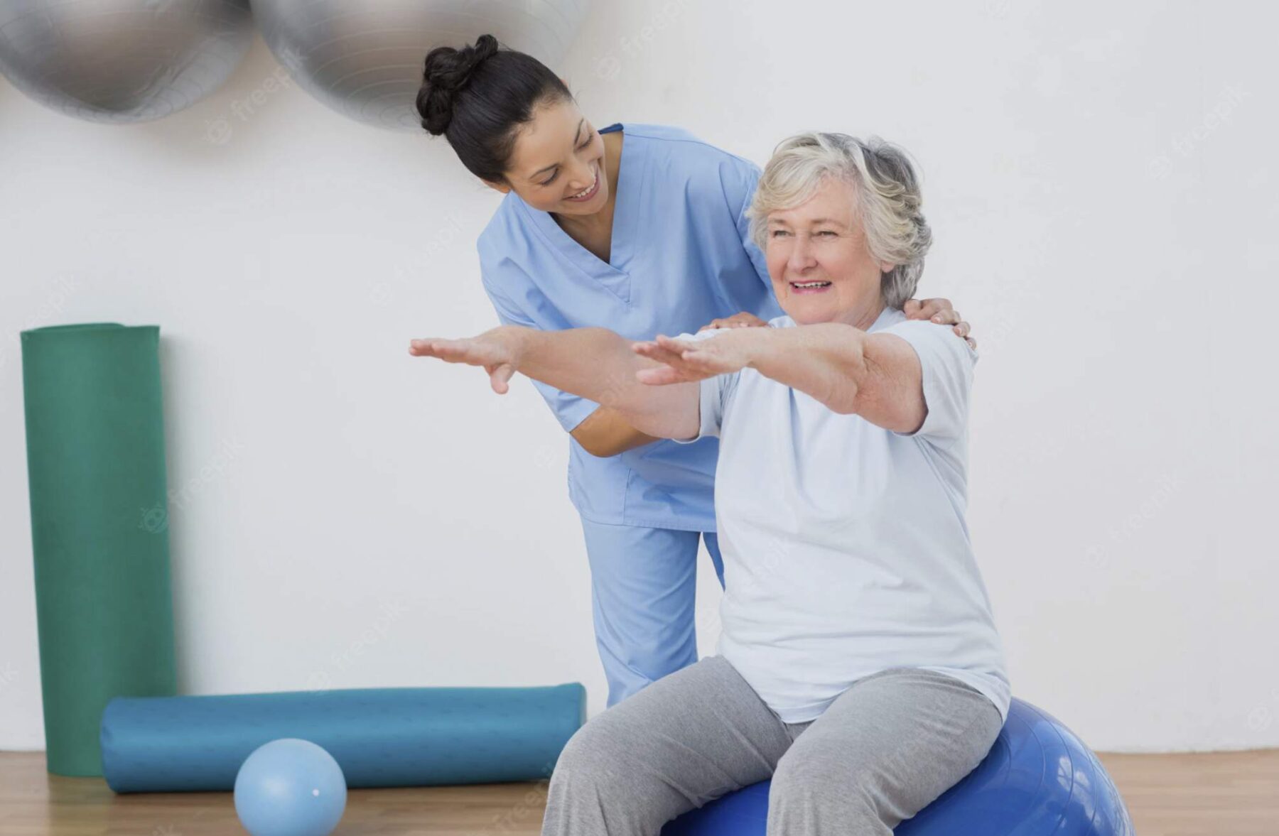 Mejores ejercicios de gimnasia fácil para personas mayores de 70 años, deporte para mejorar la flexibilidad en la tercera edad, ejercicios físicos en jubilación para aumentar la movilidad, mejor ejercicio de gimnasia fácil, beneficios de las inclinaciones en la tercera edad.