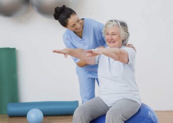 Mejores ejercicios de gimnasia fácil para personas mayores de 70 años, deporte para mejorar la flexibilidad en la tercera edad, ejercicios físicos en jubilación para aumentar la movilidad, mejor ejercicio de gimnasia fácil, beneficios de las inclinaciones en la tercera edad.