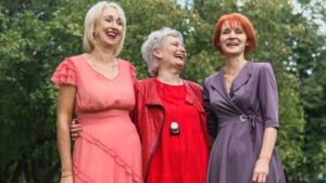 Ni blanco ni fucsia: el color de ropa que más rejuvenece a las mujeres de más de 60 años