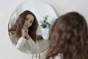 Ni estás loco ni te sientes sólo: éste es el significado de hablar solo y en voz alta, según la psicología