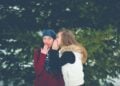 La psicología confirma por qué algunas personas son irresistiblemente cotillas: no es solo curiosidad