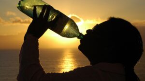 Ni 8 vasos ni una botella: la cantidad de agua que deben beber al día los mayores de 65 para hidratarse en verano