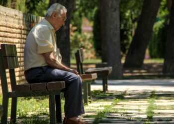 Qué hacer para evitar el calor en verano si tienes más de 65 años, consejos de salud para la tercera edad y evitar los golpes de calor, cómo protegerse del sol si eres mayor de 70 años, importancia de llevar una botella de agua si paseas.