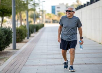 hombre caminando, hombre, deporte, ejercicio, salud cardiovascular