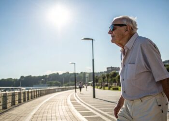 Hombre, caminar, sol, verano