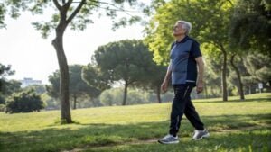 Ni caminar ni yoga: el mejor ejercicio de bajo impacto para mayores de 70 años con problemas en las piernas