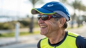 Ni andar ni correr: el deporte que aún pueden practicar los mayores de 60 cada semana para ganar agilidad