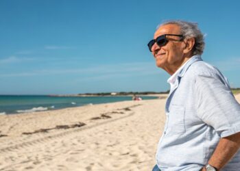 Hombre, playa, prenda, verano