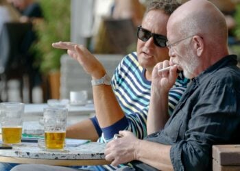 Significado psicológico de sentarnos en el borde de la silla mientras hablamos, la psicología explica cómo nos sentamos al hablar, explicación psicológica de no querer sentarnos mientras conversamos.