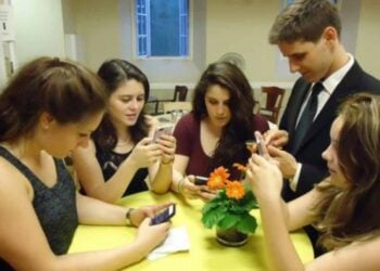 El significado de que alguien revise todo el rato su teléfono, según la psicología