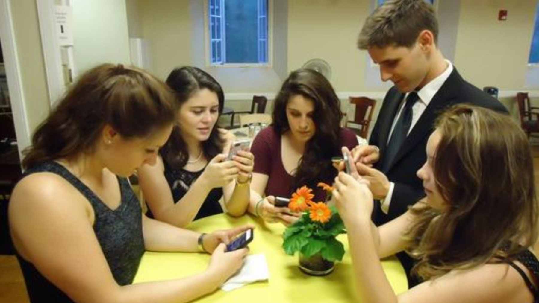 El 'phubbing' llega a España: el gesto que está acabando con las amistades de toda la vida