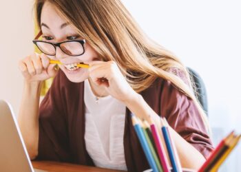 La psicología explica por qué hablar con uno mismo reduce el estrés, explicación psicológica de hablar solo para eliminar la ansiedad, por qué hablar a solas en voz alta nos ayuda psicológicamente.