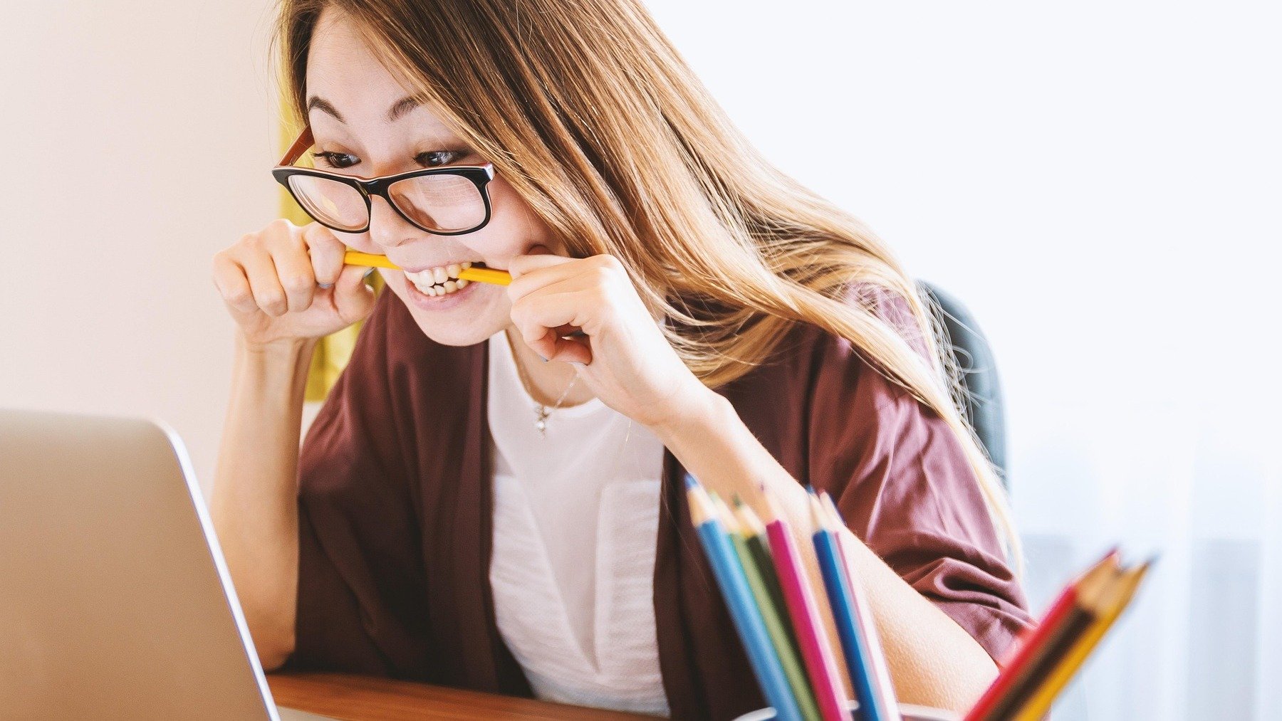 La psicología explica por qué hablar con uno mismo reduce el estrés, explicación psicológica de hablar solo para eliminar la ansiedad, por qué hablar a solas en voz alta nos ayuda psicológicamente.