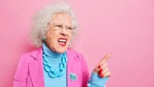 La razón por la que las personas mayores de 70 años se vuelven más irritables, según los especialistas